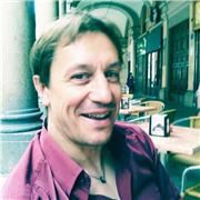 Insegnante professionista di inglese, laureato e certificato, specializzato nell 'insegnamento online (Skype, Webex, altre piattaforme) , fornisce lezioni per ogni livello